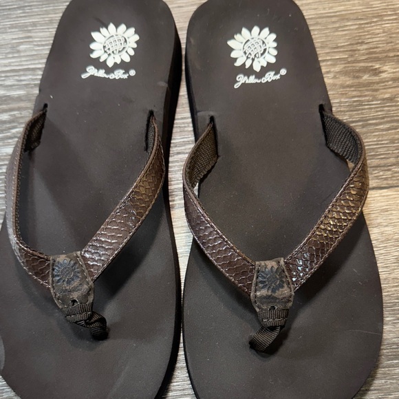 Yellow box Brown Flip Flops woman’s 7.5 (s61) - Picture 2 of 6
